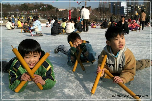 우리도 나름대로 모델이라구요 ^-^ 그런데 왜 사진 찍어 달라면서 두 사람은 어딜 보고 있는 거야... 